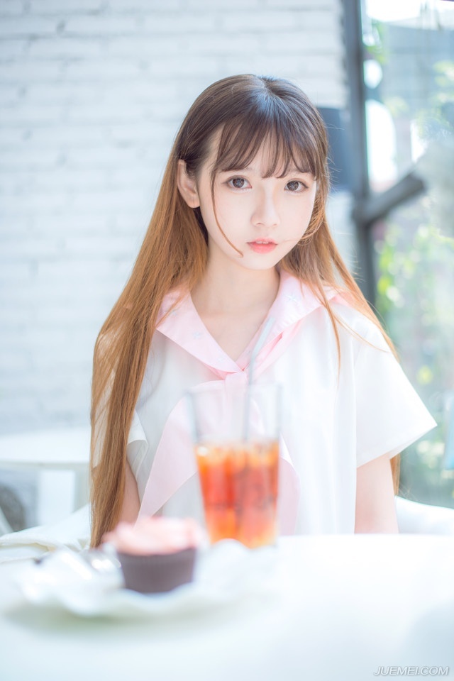 “原来如此，难怪敢硬撼我弩阵，只是不知那滕盾能支撑多久？”魏延闻言点点头，令旗挥动，继续保持着箭簇的射击，同时开始前移，三排人马不断调动着方位，前排的射手将箭匣射空之后，迅速后退，后排射手紧跟着继续射击，形成连绵不断的箭簇压制，而严颜也开始缩小阵型，向这边开来。